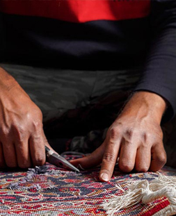 رفو گری قالی در قالیشویی باقرشهر